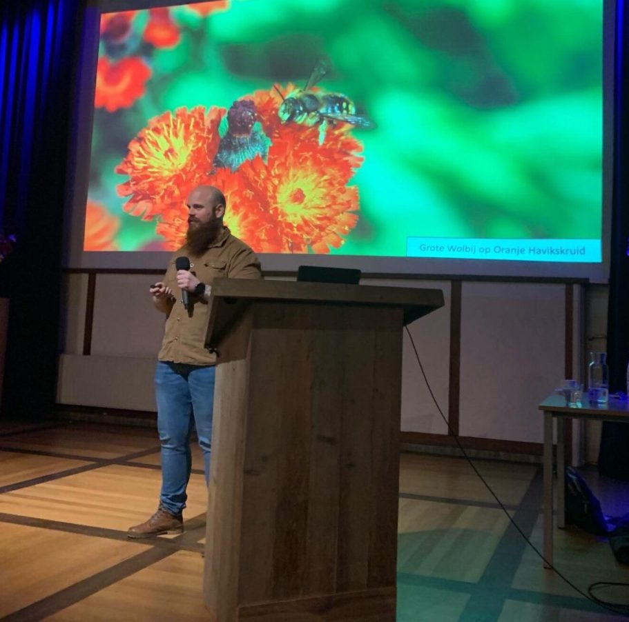 Beewilding geeft lezingen en seminars om mensen te inspireren en motiveren Stefan van Beewilding spreek enthousiast over groen, natuur en wilde bijen en geeft zijn luisteraars altijd praktisch handelingsperspectief.