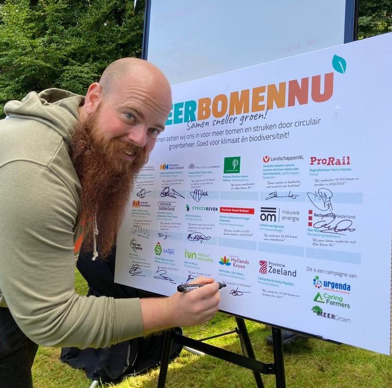 Stefan Louwerse van Beewilding is tevens ook beschikbaar als interim groen- en natuurexpert Stefan Louwerse oprichter van Beewilding is ook beschikbaar op zzp basis voor diverse groen- en natuurklussen door heel Nederland.