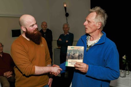 Franke van der Laan overhandigt mij de Meerbomen nu Biodiversiteitsprijs 2024 Stefan Louwerse oprichter Beewilding ontvangt de Meerbomen nu biodiversitetsprijs voor zijn inzet voor meer biodiversiteit in de gemeente.
